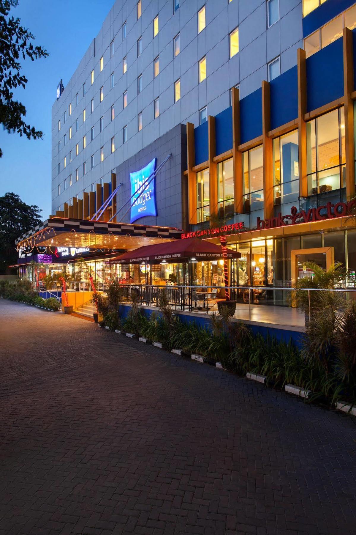 Ibis Budget Jakarta Cikini Hotel Exterior foto